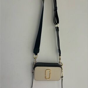 Marc Jacobs snapshot bag, so cute and fits amazing on the shoulder